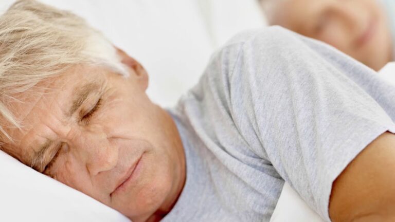 que pasa cuando un anciano duerme mucho