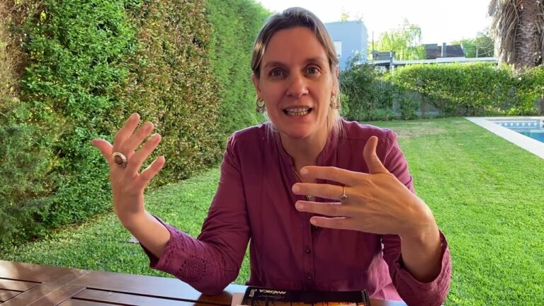 se caracteriza por narrar los hechos de manera cronológica