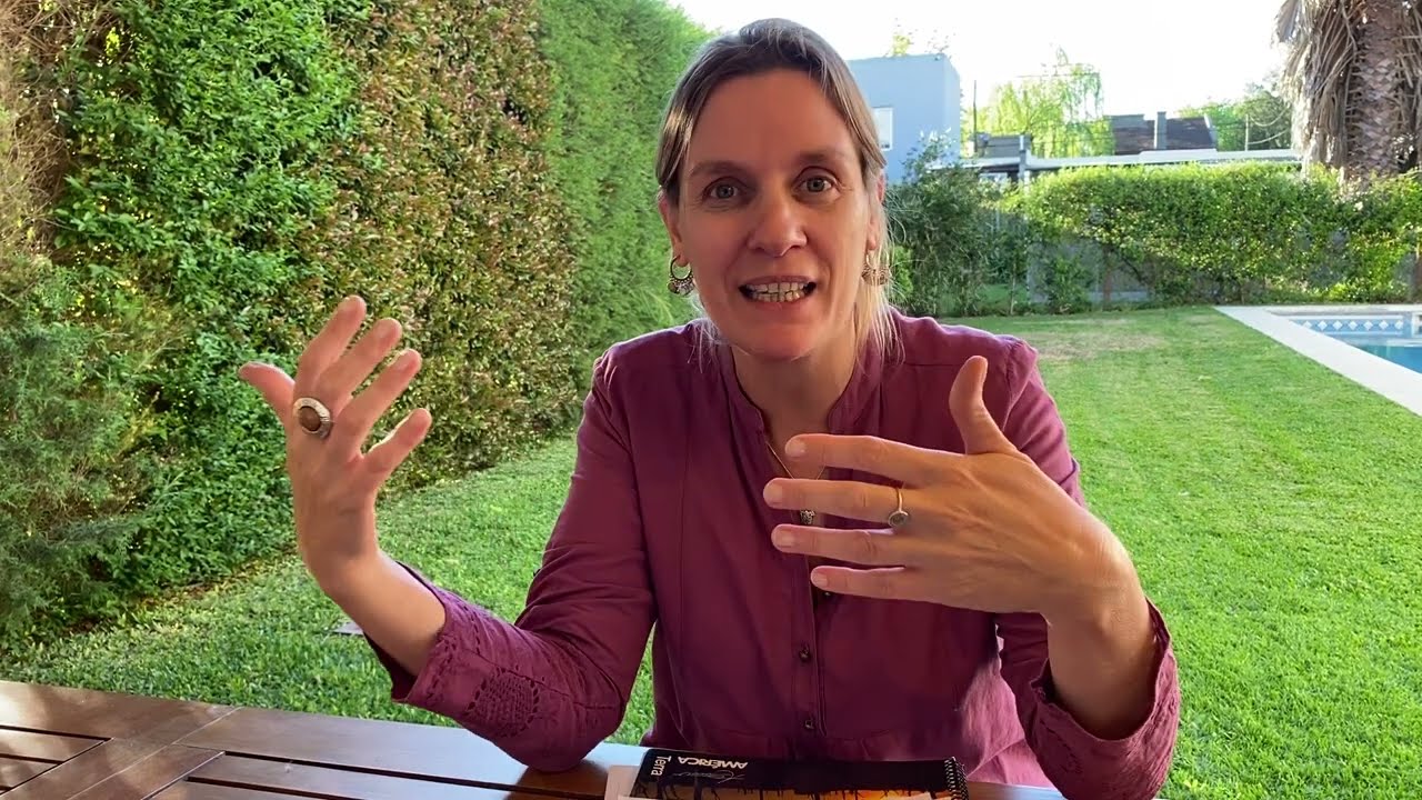 se caracteriza por narrar los hechos de manera cronológica